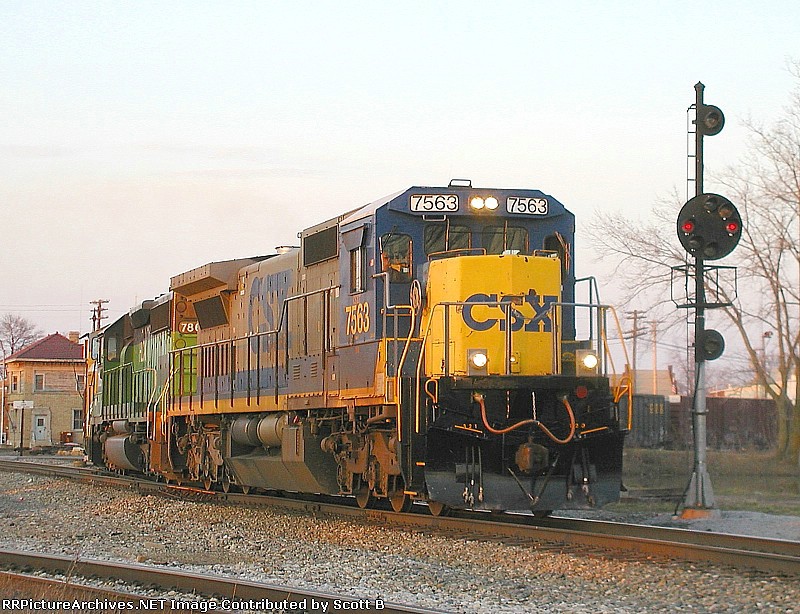 CSX 7563 Rounding The S.E. wye